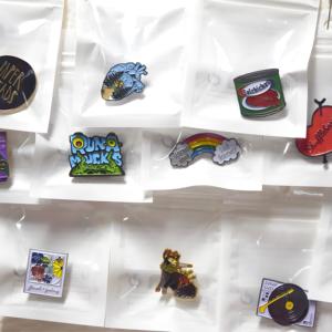 ผู้ผลิตเข็มกลัดโลหะผสมเหล็กสังกะสีเคลือบอ่อนและแข็ง พร้อมโลโก้แบบกำหนดเอง - Product Image 3