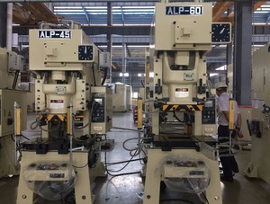 Máquina de Estampado CNC para Producción Completa de Artículos Metálicos: Estuches para Lápices, Cuchillas y Tijeras - Product Image 3