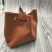 Pochette en cuir PU marron épaisse personnalisée avec logo gaufré, cordon de serrage, tendance et recyclable
