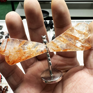 Cristal de cuarzo hematoides rojo al por mayor con forma de libélula [boho], piedra decorativa para atraer la riqueza, virutas de piedra en bruto talladas, mineral - Product Image 2