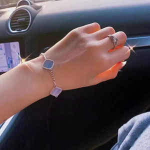 Bracelets pour femmes en acier inoxydable personnalisés en gros d'usine, trèfle à quatre feuilles, plaqué or 18 carats, édition romantique pour anniversaire - Product Image 2