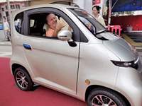 Voiture électrique japonaise à deux places, berline, moteur unique, 45 km/h, certifiée CEE, transmission intégrale/arrière, sièges en cuir, galerie de toit métallique, arrière