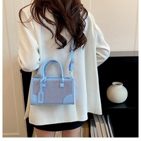 Sac à bandoulière carré en PU contrasté pour femme, avec poignée supérieure, nouveau modèle 2026, personnalisable avec logo OEM, directement de l'usine