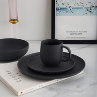 Ensemble de vaisselle en céramique de luxe minimaliste Bol et assiette en argile durable noir mat pour un usage domestique Passe au lave-vaisselle