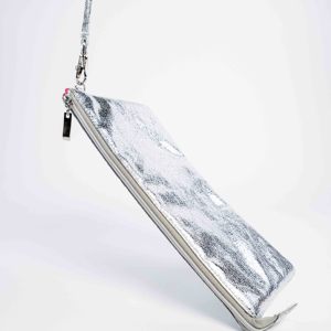 Sac de rangement cosmétique multifonctionnel en cuir PU argenté, avec fermeture à rabat, personnalisable avec logo, fabriqué en usine certifiée ISO BSCI - Product Image 4