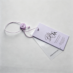 Accesorios de ropa personalizados con diseños elegantes y etiquetas colgantes de papel en relieve con el logotipo de la marca - Product Image 4