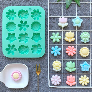 Mini molde de silicona para galletas y dulces con forma de 6 flores pequeñas, 12 cavidades, herramienta de cocina para repostería artesanal - Product Image 4