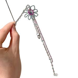 Épingle à cheveux artisanale en perles florales avec pendentif cœur en cristal, accessoire capillaire en alliage mignon pour femme, usage quotidien - Product Image 1