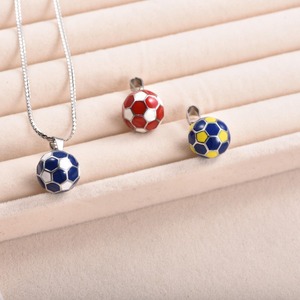 Pendentif de football vintage 3D en émail multicolore, breloque de football en acier inoxydable pour les fans de sport, collier cadeau - Product Image 3