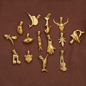Colgante de Acero Inoxidable con Baño de Oro PVD de 18K, Diseño de Vida Marina: Tiburón, Pez Espada, Mantarraya, Delfín, Violín, Nota Musical, Guante - Product Image 2