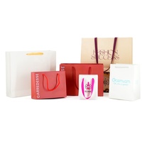 Sacs cadeaux en papier kraft rouge personnalisés avec logo imprimé et poignées en corde de coton pour emballage de boutiques et vente en gros