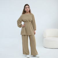 Ensemble coordonné deux pièces décontracté en tissu crêpe texturé polyester pour femme musulmane, avec haut à manches longues bouffantes et pantalon large, idéal pour le quotidien.