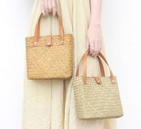 Approvisionnement d'usine été jonc de mer paille sacs de plage femmes tissé herbe naturelle sacs fourre-tout voyage sacs à main faits à la main avec poignée en cuir