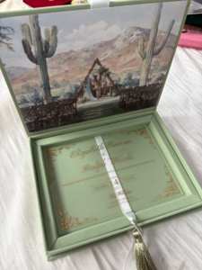 豪華なロイヤルブルーの結婚式招待箱新しい到着カスタムロゴベルベットポケット金箔アクリル結婚式招待紙工芸品 - Product Image 4