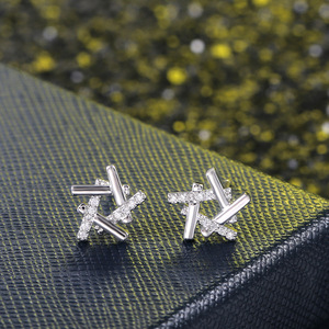 Orecchini a Perno Geometrici di Tendenza, Placcati in Rodio Bianco, con Cristalli e Strass, Gioielli Unisex alla Moda - Product Image 3