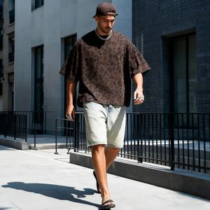 Chemise décontractée oversize pour homme TKAN648D, imprimé léopard vintage, col rond, coupe ample, poids lourd 300 g/m², lavée, coupe courte, tendance - Product Image 3