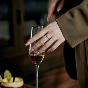 Bague de mariage et de promesse Dylam en argent sterling plaqué rhodium, style diadème et couronne, fine, incurvée, avec 5 pierres taille marquise et arche en V - Product Image 3