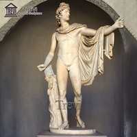 Statue d'Apollon en marbre, dieu grec antique, sculptée à la main dans la cour de la villa