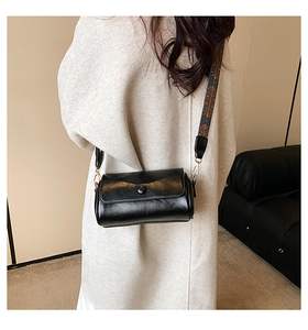 กระเป๋าสะพายข้างหนัง PU สำหรับผู้หญิง สายสะพายไหล่กว้างปรับได้ สไตล์เรโทรสุดฮิต ทรงกระบอกเล็ก กระเป๋าสะพายทรง Messenger - Product Image 3