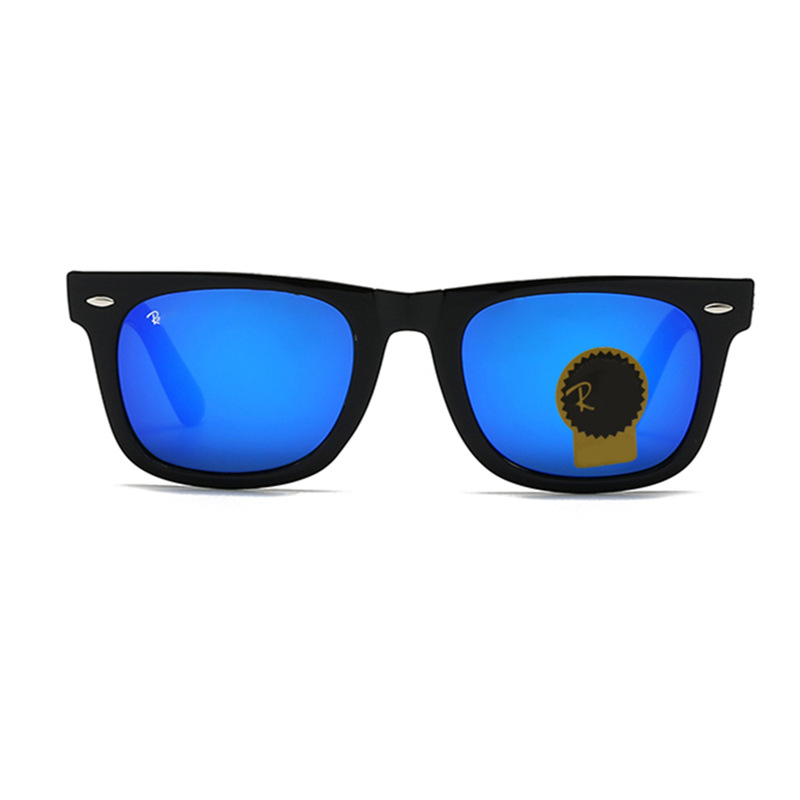 Monture noire, verres bleu foncé