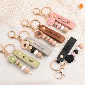 Porte-clés perlé Daisy, breloque florale artisanale pour sac, porte-clés gravé, cadeau personnalisé pour amis et maman - Product Image 1