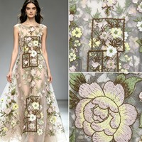 Tissu en dentelle brodée de fleurs roses et jaunes de style vintage |   Tissu en maille légère et transparente pour robe d'été, chemisier et tenue de soirée