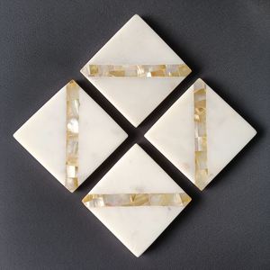 จานรองแก้วไม้ถูพื้นตกแต่งอย่างมีสไตล์พร้อมพื้นผิวเรียบออกแบบมาเพื่อเสริมพื้นที่รับประทานอาหารภายในและโต๊ะทำงาน - Product Image 1