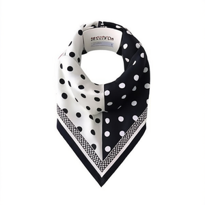 Pañuelo Triangular Angelina 135x60cm con Estampado de Puntos, Accesorio de Moda de Poliéster para Mujer - Product Image 1