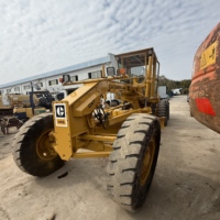 Niveleuse Caterpillar CAT 140G d'origine japonaise, 5000 heures de fonctionnement, excellent état, boîte de vitesses et pompe incluses, prête à être expédiée.