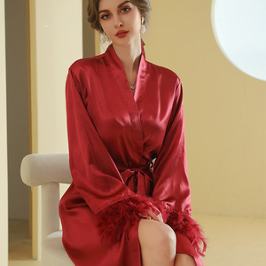 Kimono de satén de verano para mujer con plumas bordado personalizado nombre suave dama de honor y batas de <span class=keywords><strong>novia</strong></span> para fiestas de boda - Product Image 4