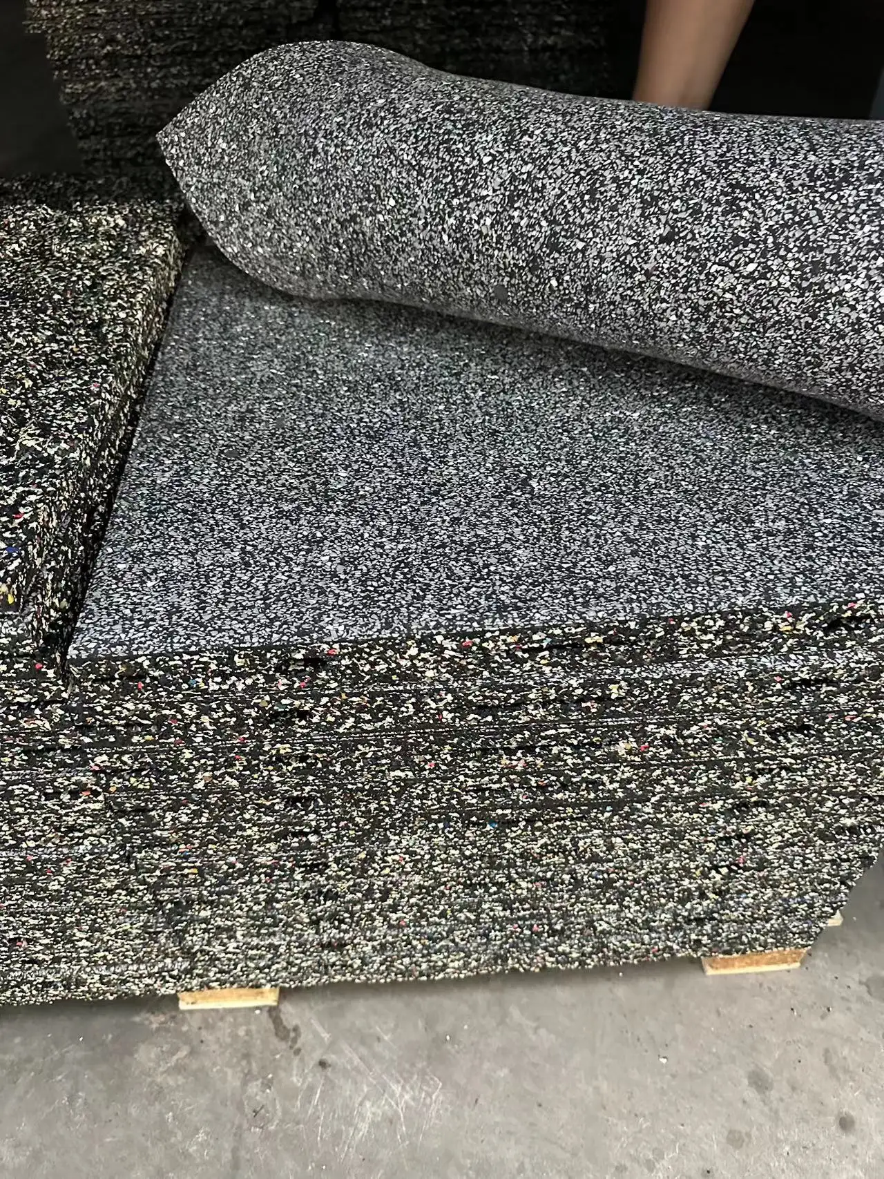 Pavimenti in gomma nera resistente ad alta densità 30mm tappetini per la riduzione del rumore
