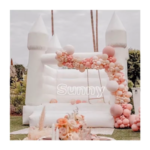 Château gonflable professionnel rose pastel et noir avec toboggan et piscine à balles pour fêtes et mariages - Product Image 2