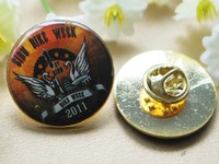Pins Metálicos Personalizados en Forma de Escudo de Aleación de Zinc, Pin Esmaltado de Concienciación sobre el SIDA, Broche Promocional de Prevención del VIH