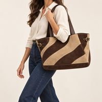 Tas Tote Kulit Sapi Suede Coklat Beige Logo Kustom Produsen untuk Wanita, Tas Selempang Wanita dengan Desain Panel Bergelombang