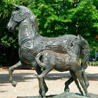 Grande sculpture sur mesure en bronze de cheval avec poulain, technique de moulage, design Feng Shui