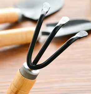 ชุดเครื่องมือทำสวนเหล็กกล้าคาร์บอนคุณภาพสูง DIY อเนกประสงค์ ประกอบด้วยพลั่ว คราด จอบ คันพรวนดิน ด้ามไม้ - รับผลิตตามแบบ OEM สำหรับอุตสาหกรรม - Product Image 4