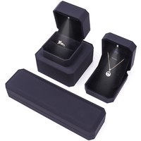 Boîte à bijoux rectangulaire octogonale en cuir PU et plastique, faite à la main, pour bagues, colliers, bracelets, emballage personnalisé avec lumière LED et logo noir