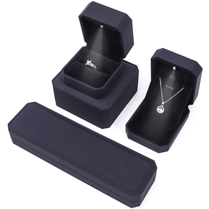 Пластиковая восьмиугольная шкатулка для ювелирных изделий из искусственной кожи, колье, браслет, упаковка, светодиодная Черная Шкатулка для ювелирных изделий с тиснением логотипа - Product Image 6