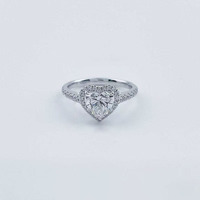Anello di fidanzamento di lusso con diamante a cuore a 3 griffe e gambo dritto in platino Pt950, con diamante fantasia coltivato in laboratorio