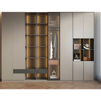 Armoire murale de chambre à coucher moderne de luxe personnalisée à 6 portes battantes grises avec étagère centrale ouverte, tringle de suspension et éclairage LED