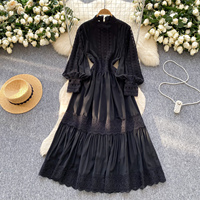 Robe midi décontractée pour femme, élégante, blanche, à manches longues, coupe trapèze, avec empiècements en dentelle, col montant, découpes et volants, pour le quotidien et les vacances