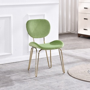 Chaises de <span class=keywords><strong>salle</strong></span> à <span class=keywords><strong>manger</strong></span> à pied en métal noir et or très attrayantes avec coussins et dossiers confortables - Product Image 1