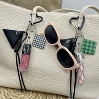 Sac triangulaire en maille à motif damier pour lunettes, accessoires, porte-clés en acier inoxydable, étui à rouge à lèvres, vente en gros