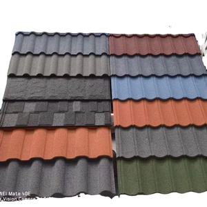 Usine de tuiles classiques Shandong Chine Bardeaux en acier personnalisés Bords biseautés 0.4mm d'épaisseur Forte lumière Tôle de toit Revêtement Maisons - Product Image 1