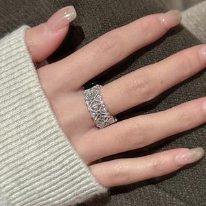 Bague rétro en argent pur S925, petite fleur, design creux, avec incrustation tendance, luxe léger, bague à la mode pour la vente en gros - Product Image 3