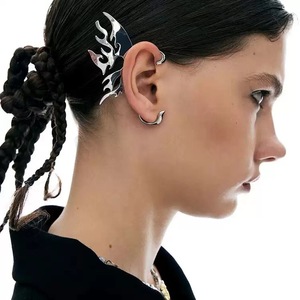 Orecchini a clip Y2K in metallo liquido con orecchino a polsino a forma di elfo, catena lunga a nappa con fiamma punk, gioielli futuristici gotici per feste - Product Image 4