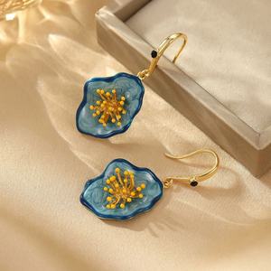 Nouvelles boucles d'oreilles à clous en zircon taille princesse plaquées or de style chinois rétro pour femmes - Product Image 4