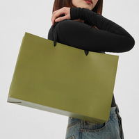 Luxury Black Paperboard Gift Bag Cardboard Packaging for Beauty Products and Candles for Shopping