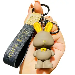 Perfume Keychain Pvc PP TPR Light Sneaker Bear Rubber Wholesale plastic Card Holder Pom Pill Box 3D Ring Gun Custom Key Chains