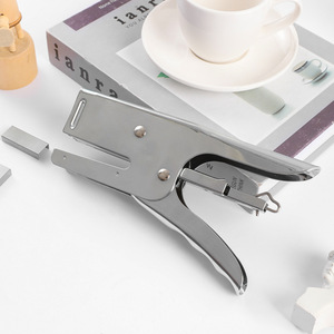 Engrapadora Plateada Multiusos Grande y Simple, Diseño Metálico Manual para Oficina o Estudiantes - Product Image 3